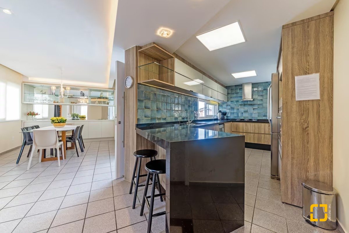 Casa com 222m², 4 quartos (sendo 2 suítes), 2 garagens, no bairro Daniela em Florianópolis