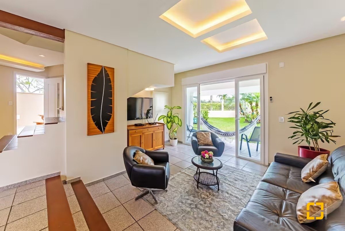 Casa com 222m², 4 quartos (sendo 2 suítes), 2 garagens, no bairro Daniela em Florianópolis