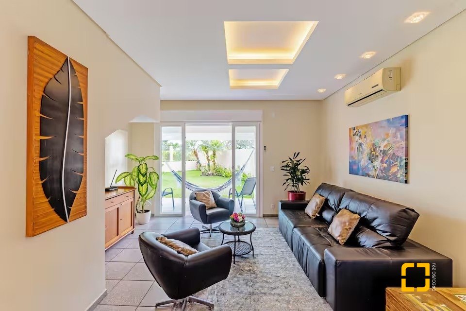 Casa com 222m², 4 quartos (sendo 2 suítes), 2 garagens, no bairro Daniela em Florianópolis