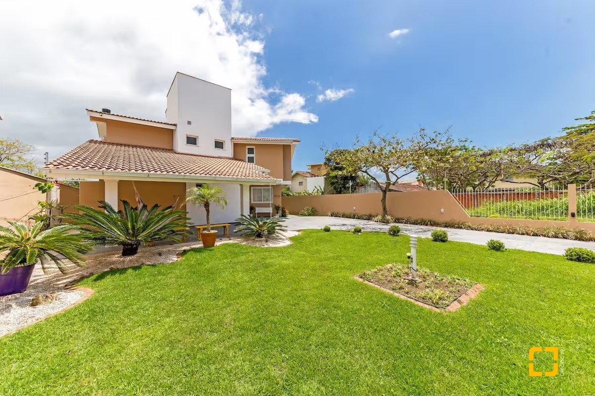Casa com 222m², 4 quartos (sendo 2 suítes), 2 garagens, no bairro Daniela em Florianópolis