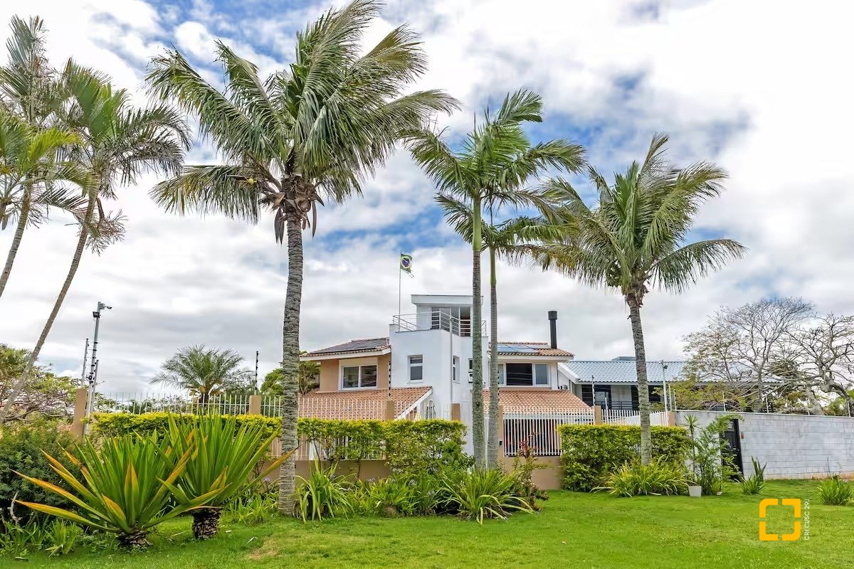 Casa com 222m², 4 quartos (sendo 2 suítes), 2 garagens, no bairro Daniela em Florianópolis