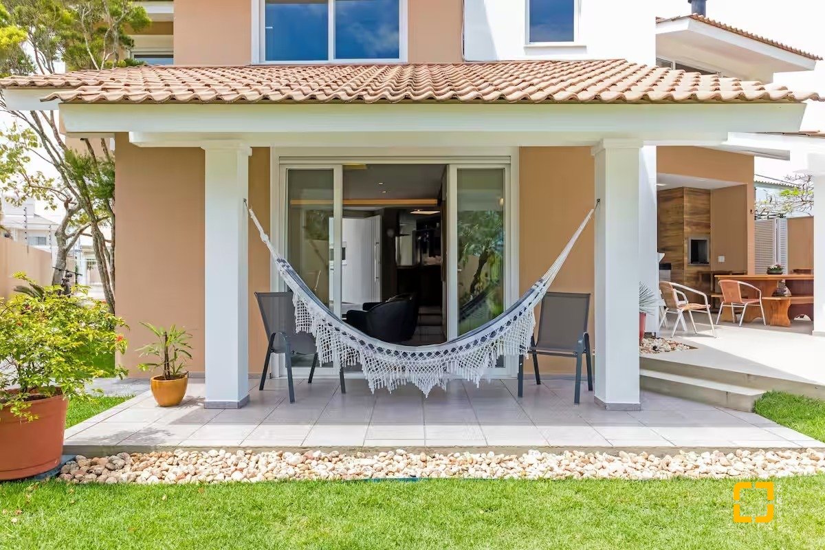 Casa com 222m², 4 quartos (sendo 2 suítes), 2 garagens, no bairro Daniela em Florianópolis