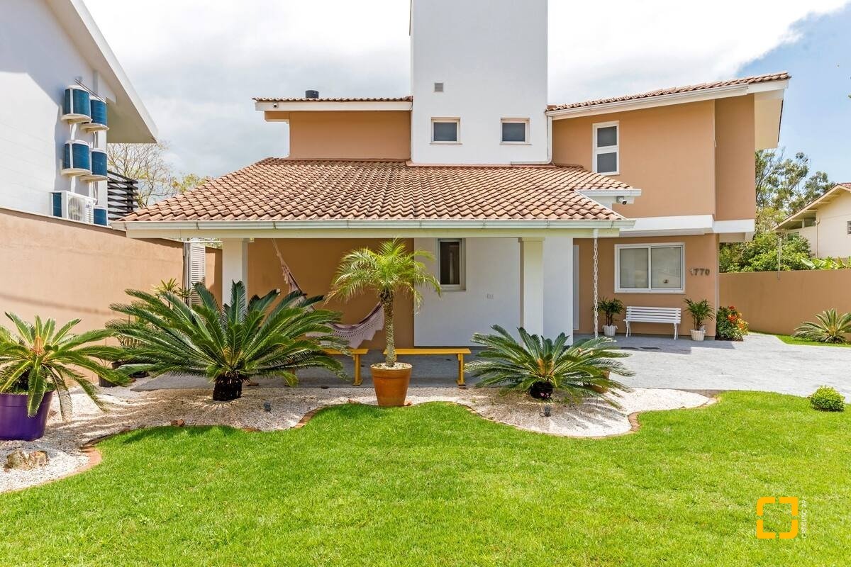 Casa com 222m², 4 quartos (sendo 2 suítes), 2 garagens, no bairro Daniela em Florianópolis
