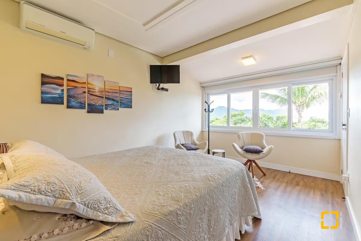 Casa com 222m², 4 quartos (sendo 2 suítes), 2 garagens, no bairro Daniela em Florianópolis