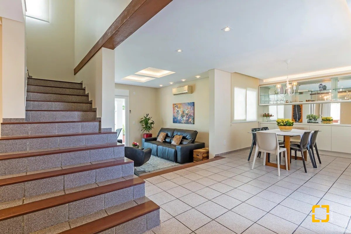 Casa com 222m², 4 quartos (sendo 2 suítes), 2 garagens, no bairro Daniela em Florianópolis