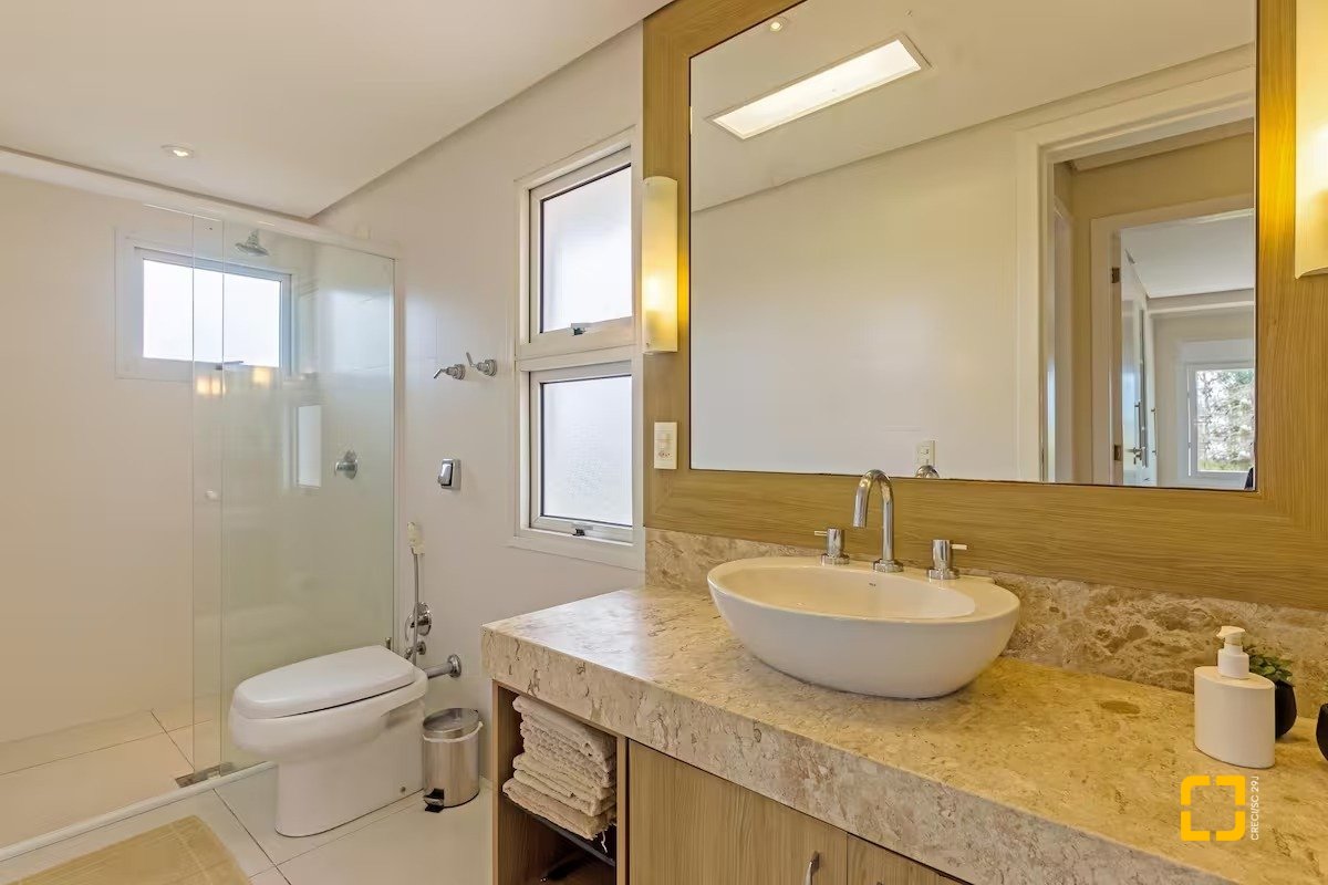 Casa com 222m², 4 quartos (sendo 2 suítes), 2 garagens, no bairro Daniela em Florianópolis