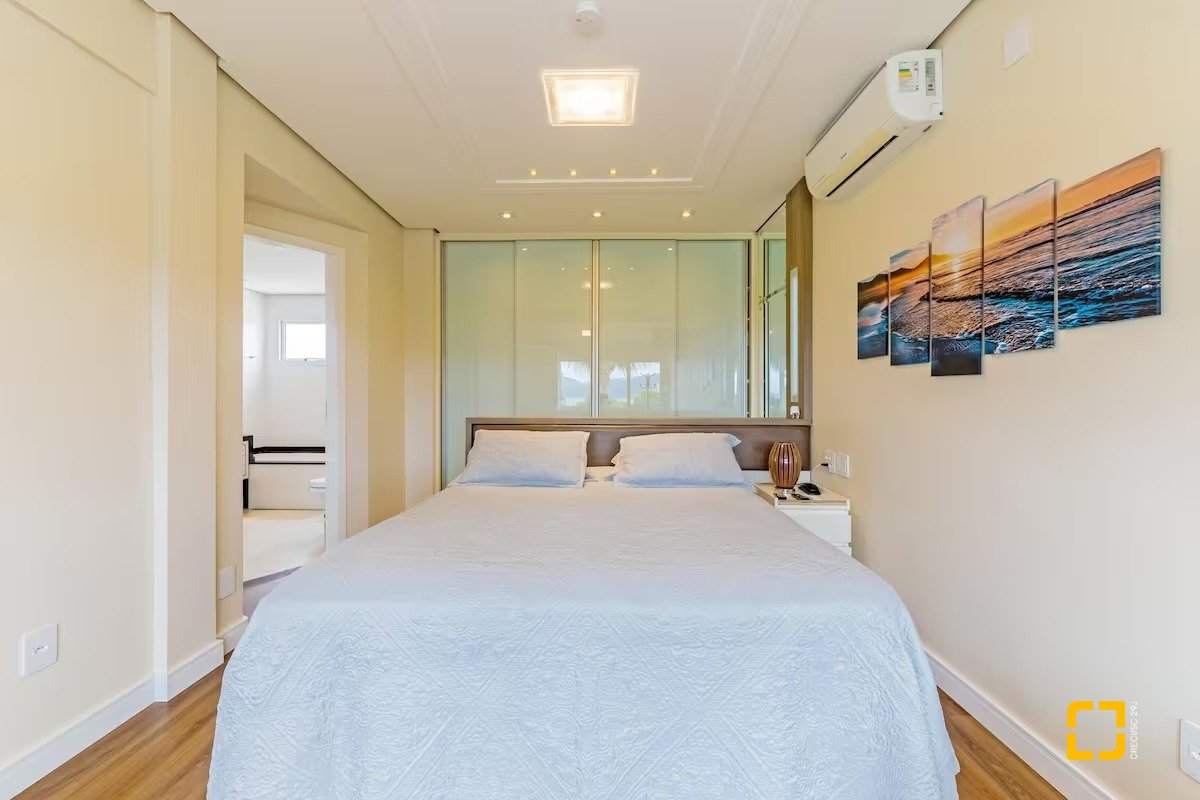 Casa com 222m², 4 quartos (sendo 2 suítes), 2 garagens, no bairro Daniela em Florianópolis