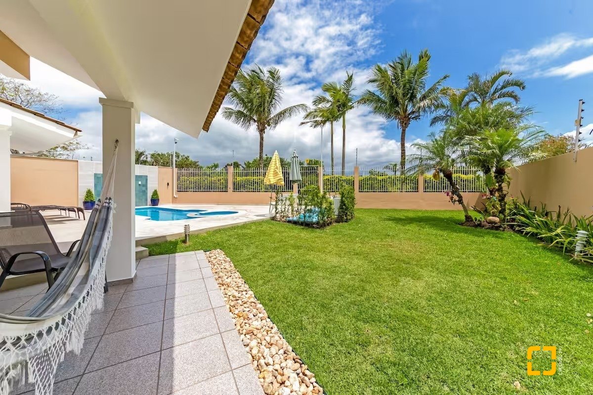 Casa com 222m², 4 quartos (sendo 2 suítes), 2 garagens, no bairro Daniela em Florianópolis