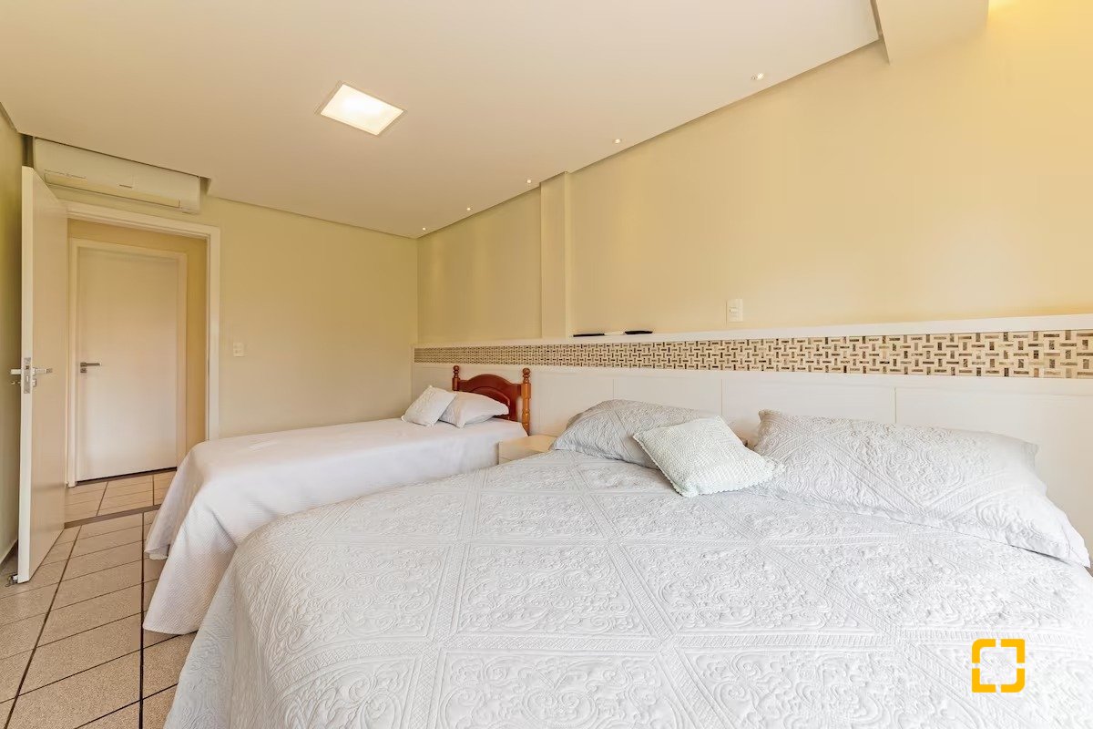Casa com 222m², 4 quartos (sendo 2 suítes), 2 garagens, no bairro Daniela em Florianópolis