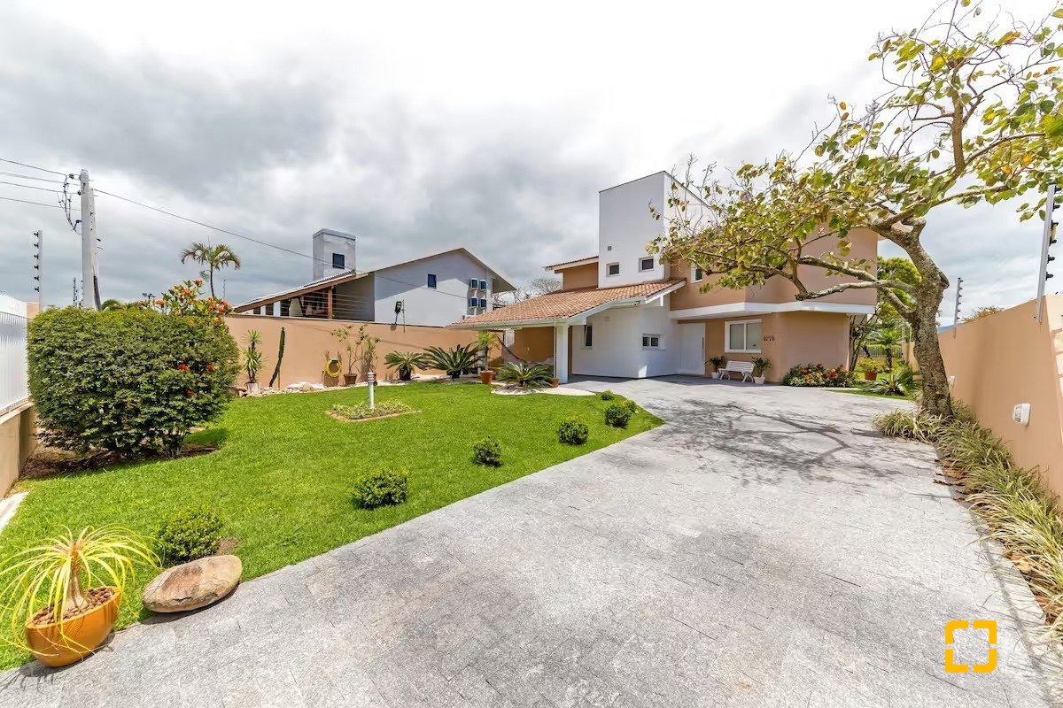Casa com 222m², 4 quartos (sendo 2 suítes), 2 garagens, no bairro Daniela em Florianópolis