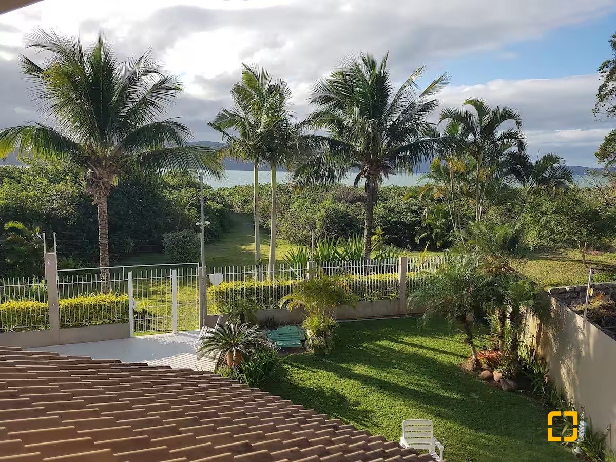 Casa com 222m², 4 quartos (sendo 2 suítes), 2 garagens, no bairro Daniela em Florianópolis