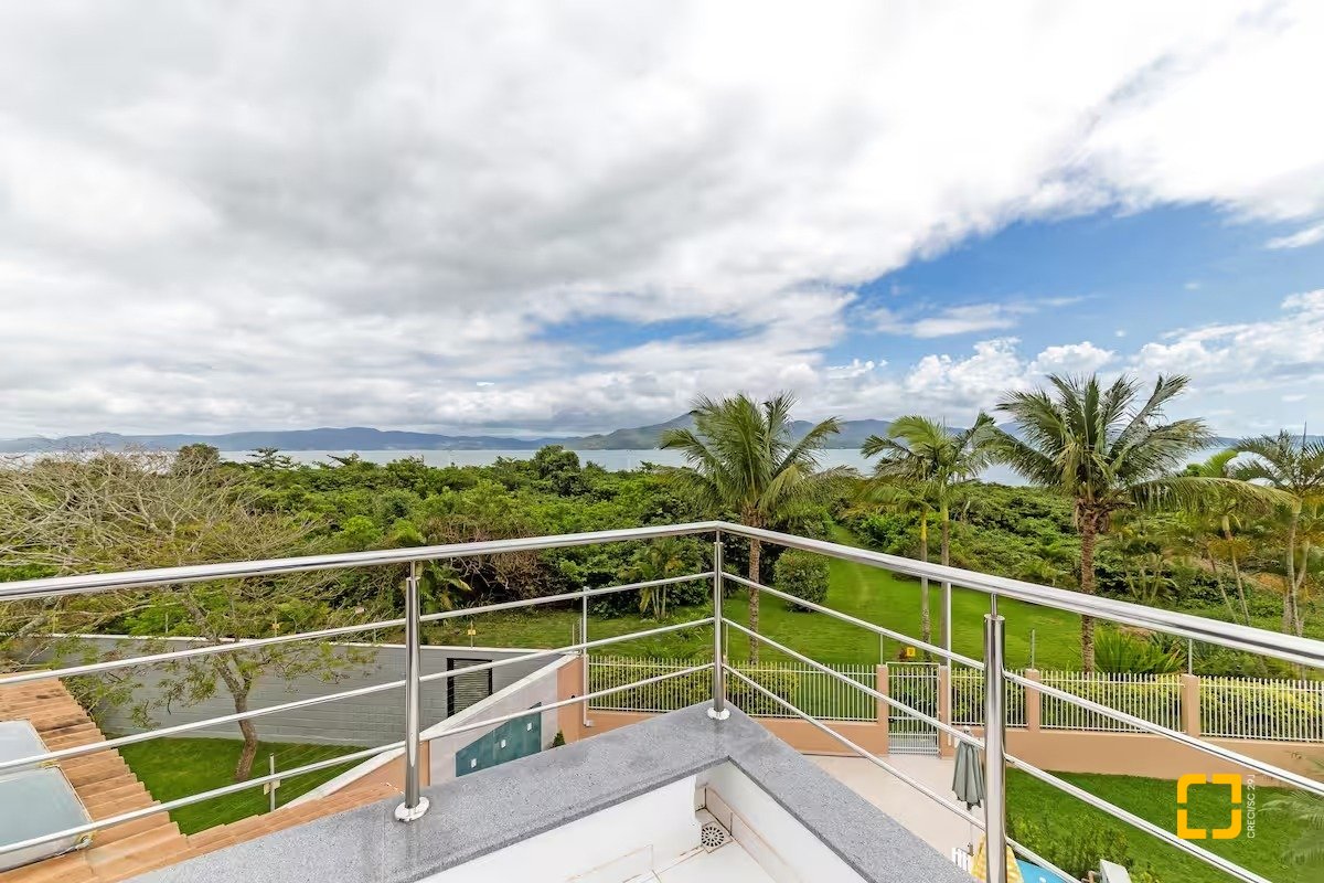 Casa com 222m², 4 quartos (sendo 2 suítes), 2 garagens, no bairro Daniela em Florianópolis