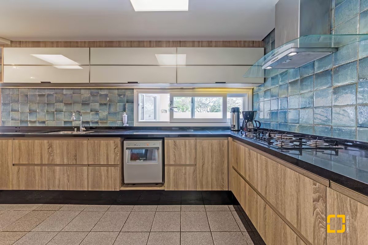 Casa com 222m², 4 quartos (sendo 2 suítes), 2 garagens, no bairro Daniela em Florianópolis