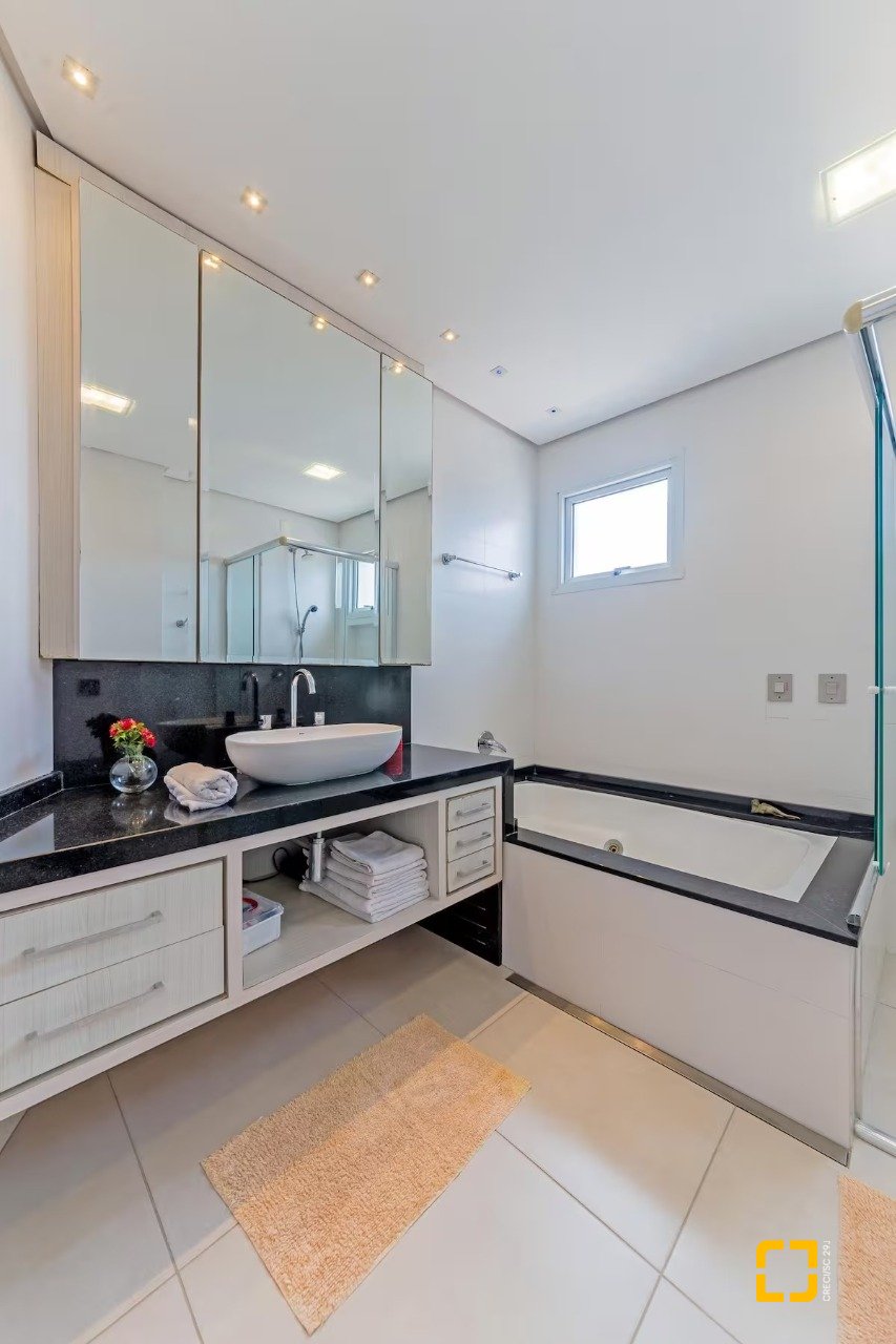 Casa com 222m², 4 quartos (sendo 2 suítes), 2 garagens, no bairro Daniela em Florianópolis