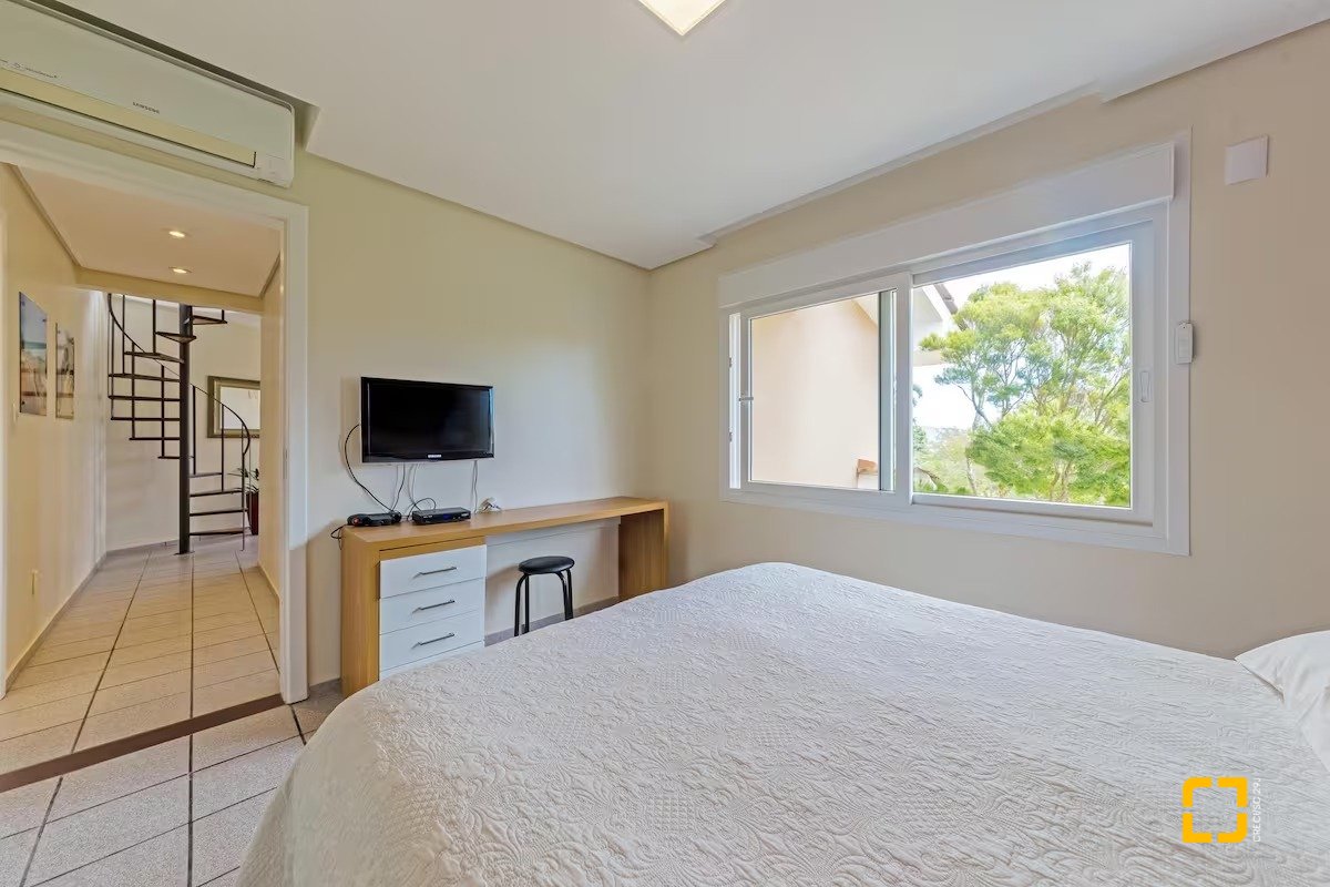 Casa com 222m², 4 quartos (sendo 2 suítes), 2 garagens, no bairro Daniela em Florianópolis