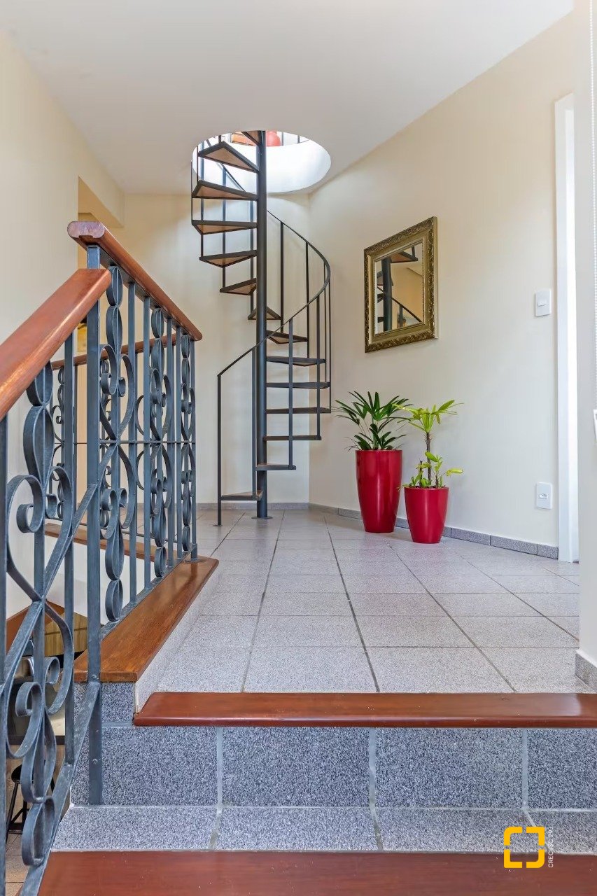 Casa com 222m², 4 quartos (sendo 2 suítes), 2 garagens, no bairro Daniela em Florianópolis