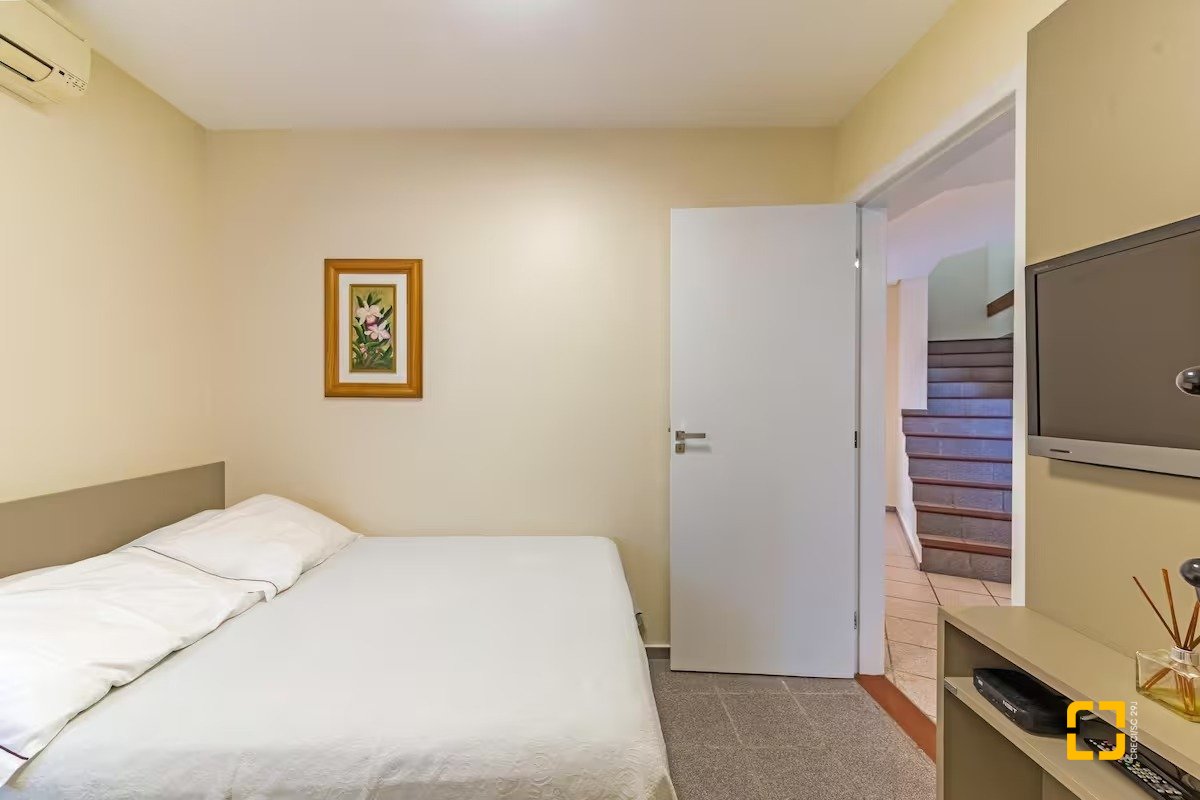 Casa com 222m², 4 quartos (sendo 2 suítes), 2 garagens, no bairro Daniela em Florianópolis
