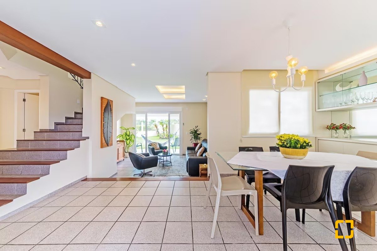 Casa com 222m², 4 quartos (sendo 2 suítes), 2 garagens, no bairro Daniela em Florianópolis