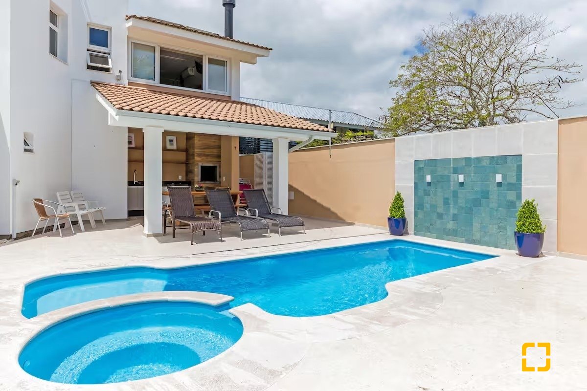 Casa com 222m², 4 quartos (sendo 2 suítes), 2 garagens, no bairro Daniela em Florianópolis