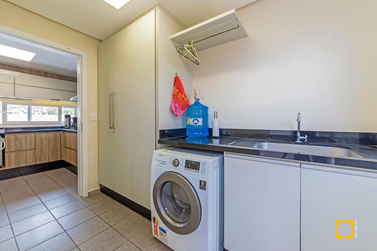 Casa com 222m², 4 quartos (sendo 2 suítes), 2 garagens, no bairro Daniela em Florianópolis