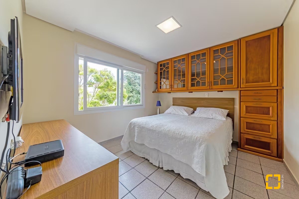 Casa com 222m², 4 quartos (sendo 2 suítes), 2 garagens, no bairro Daniela em Florianópolis