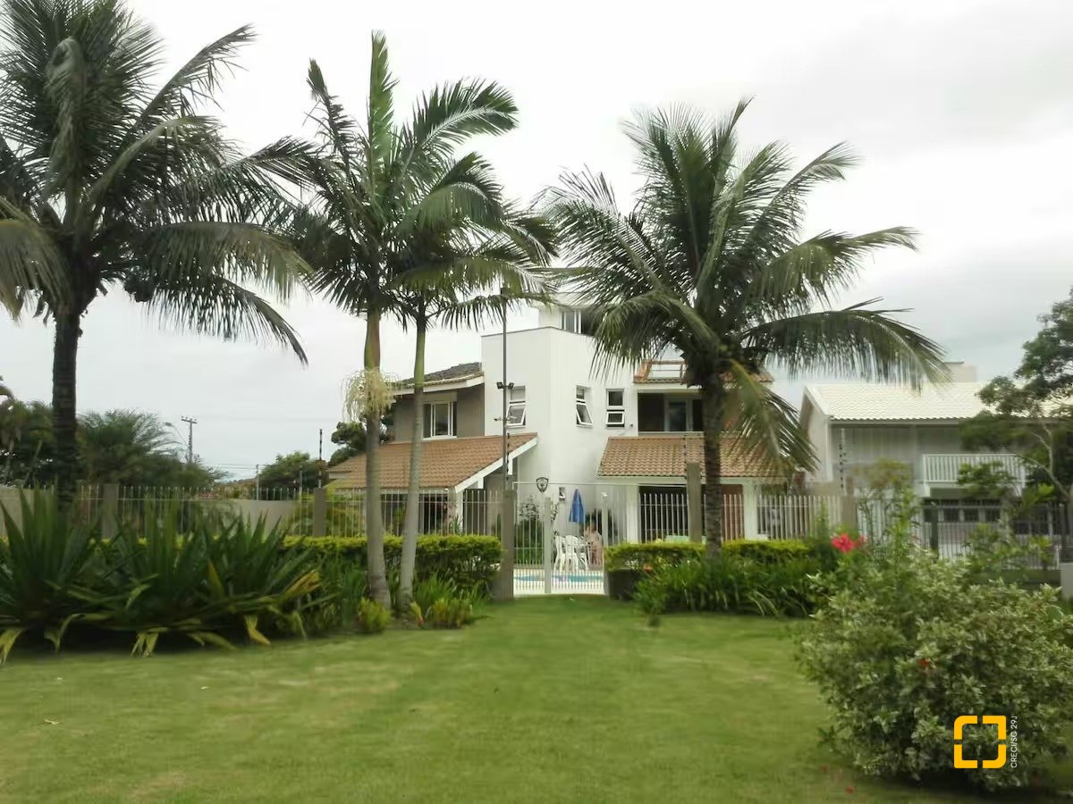 Casa com 222m², 4 quartos (sendo 2 suítes), 2 garagens, no bairro Daniela em Florianópolis
