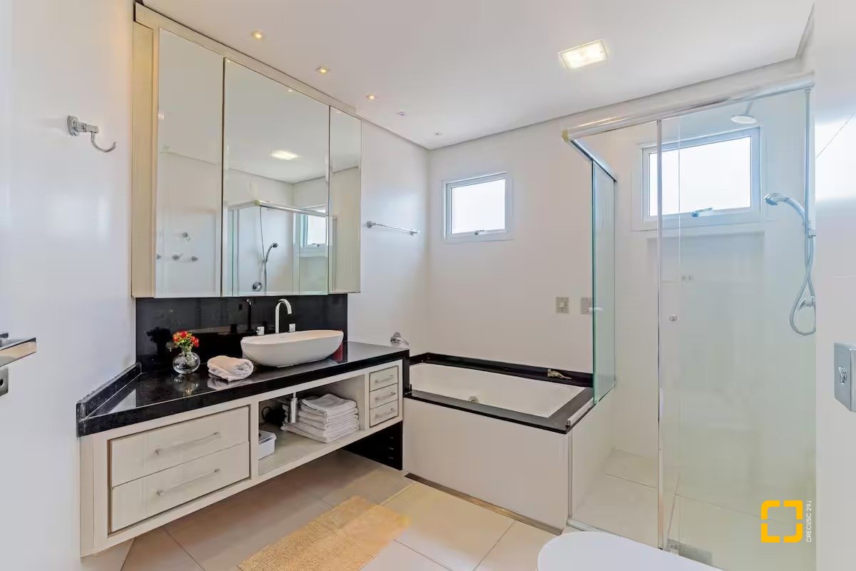 Casa com 222m², 4 quartos (sendo 2 suítes), 2 garagens, no bairro Daniela em Florianópolis