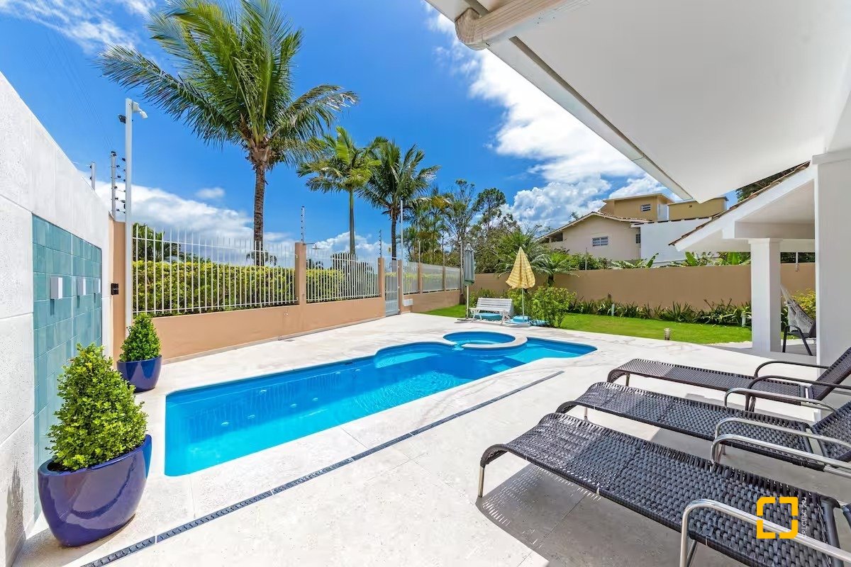 Casa com 222m², 4 quartos (sendo 2 suítes), 2 garagens, no bairro Daniela em Florianópolis