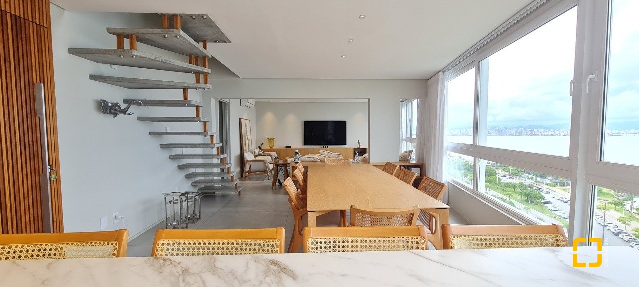 Cobertura com 172m², 5 quartos (sendo 2 suítes), 1 garagem, no bairro Centro em Florianópolis