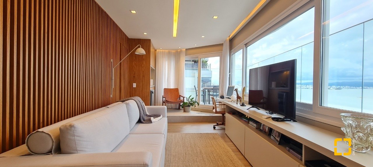 Cobertura com 172m², 5 quartos (sendo 2 suítes), 1 garagem, no bairro Centro em Florianópolis