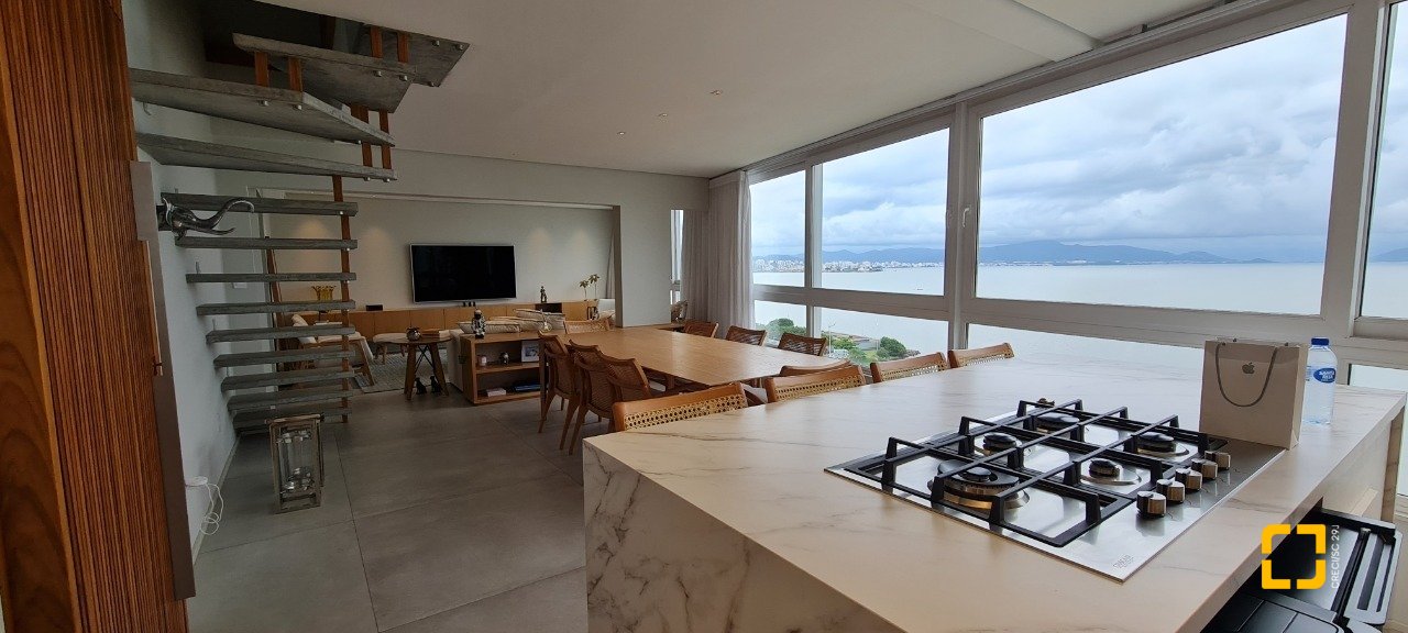Cobertura com 172m², 5 quartos (sendo 2 suítes), 1 garagem, no bairro Centro em Florianópolis