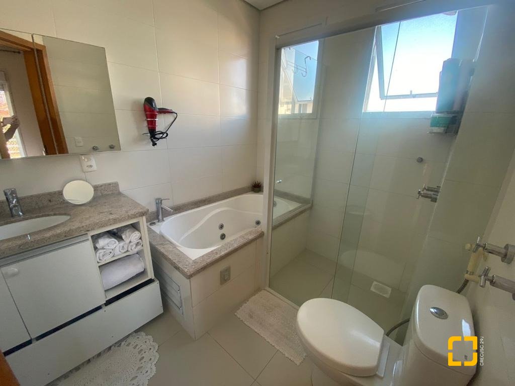 Apartamento com 139m², 4 quartos (sendo 1 suíte), 2 garagens, no bairro Agronomica em Florianópolis