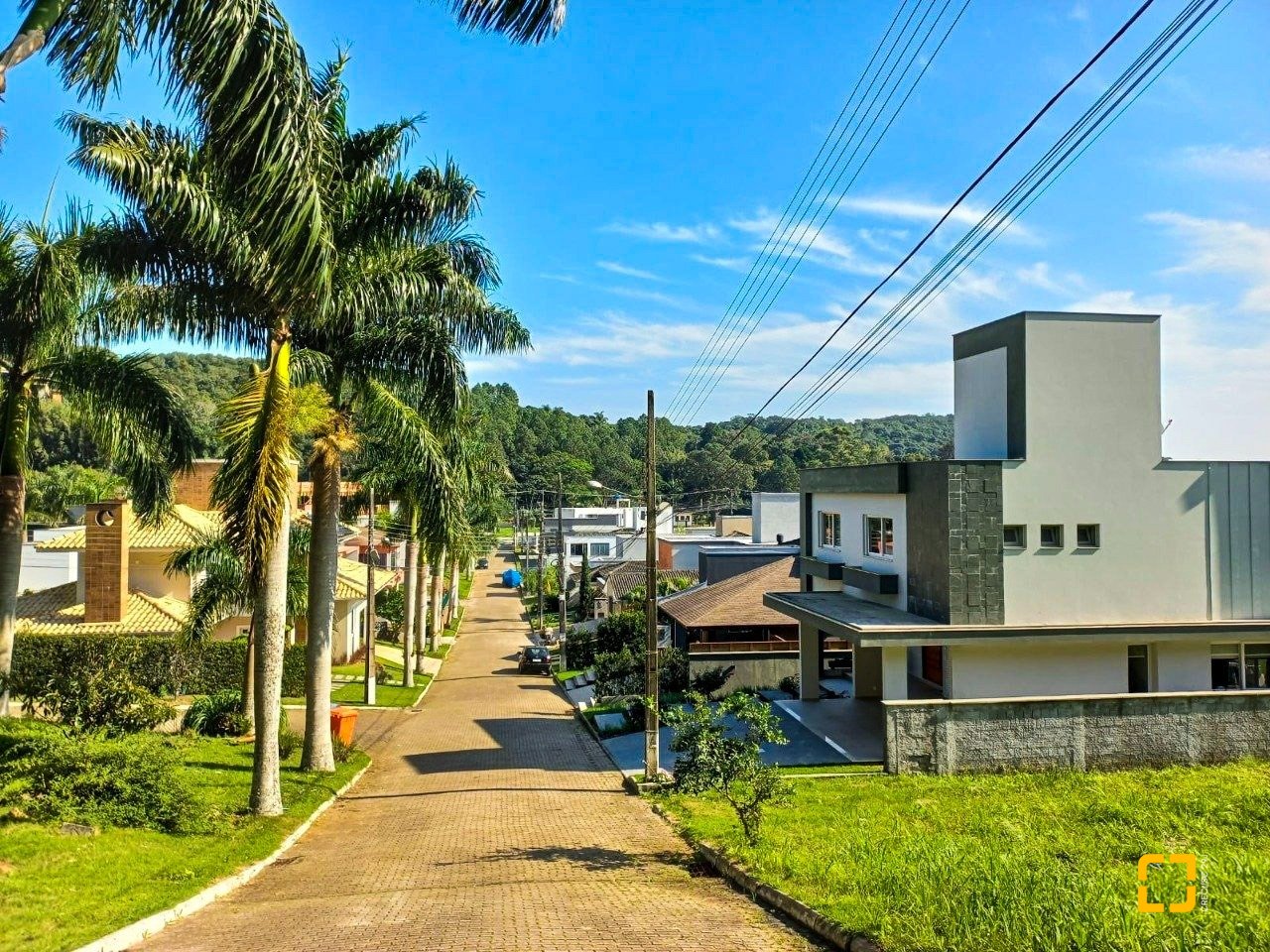 Casa de Condomínio com 192m², 6 quartos (sendo 3 suítes), 2 garagens, no bairro Cachoeira do Bom Jesus em Florianópolis