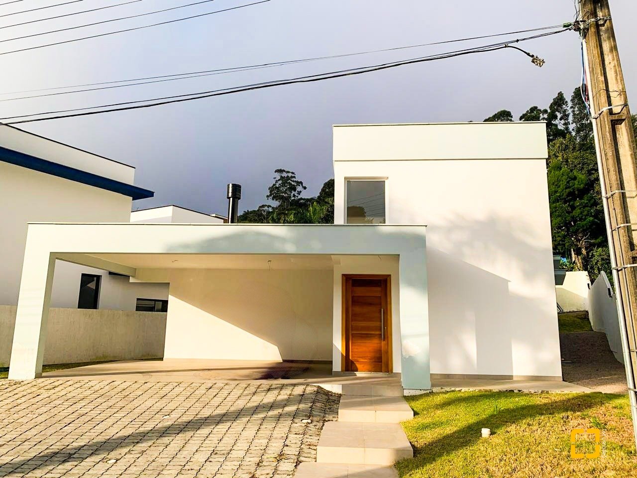 Casa de Condomínio com 192m², 6 quartos (sendo 3 suítes), 2 garagens, no bairro Cachoeira do Bom Jesus em Florianópolis