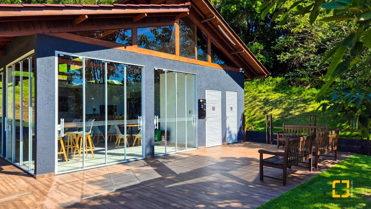 Casa de Condomínio com 192m², 6 quartos (sendo 3 suítes), 2 garagens, no bairro Cachoeira do Bom Jesus em Florianópolis