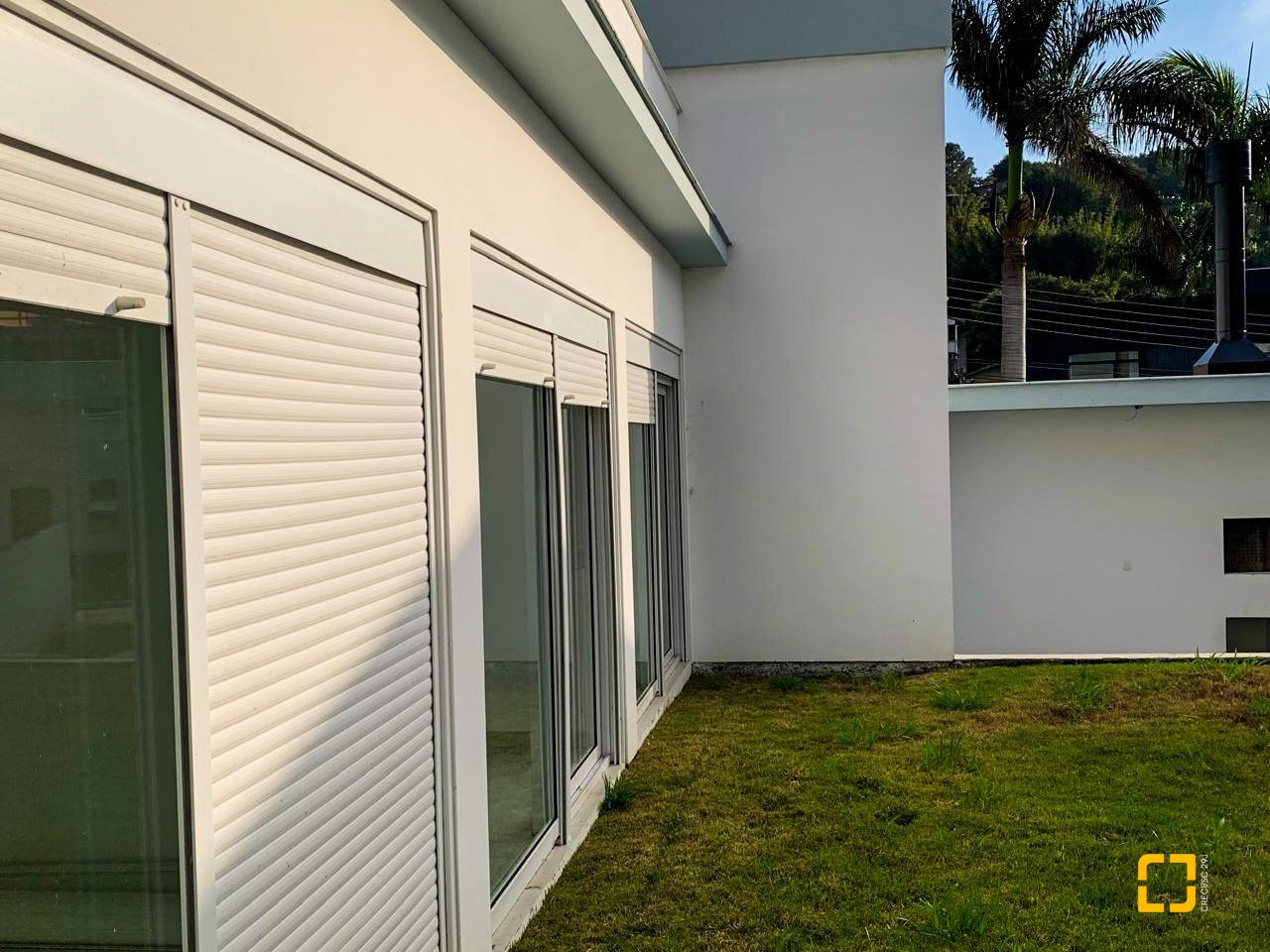Casa de Condomínio com 192m², 6 quartos (sendo 3 suítes), 2 garagens, no bairro Cachoeira do Bom Jesus em Florianópolis