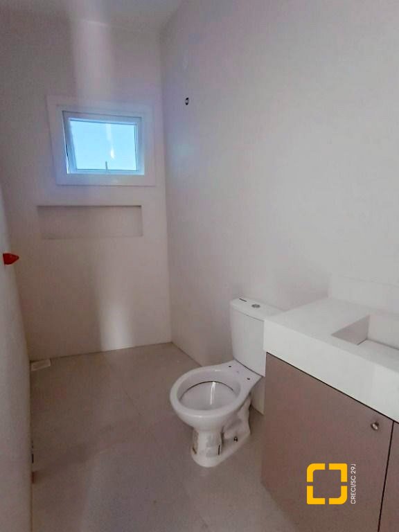 Casa de Condomínio com 192m², 6 quartos (sendo 3 suítes), 2 garagens, no bairro Cachoeira do Bom Jesus em Florianópolis