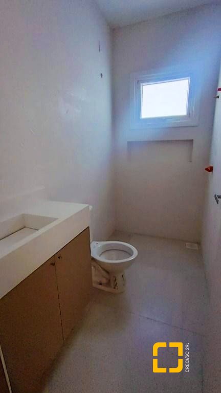 Casa de Condomínio com 192m², 6 quartos (sendo 3 suítes), 2 garagens, no bairro Cachoeira do Bom Jesus em Florianópolis