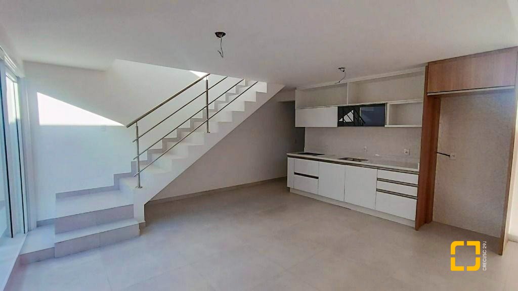 Casa de Condomínio com 192m², 6 quartos (sendo 3 suítes), 2 garagens, no bairro Cachoeira do Bom Jesus em Florianópolis