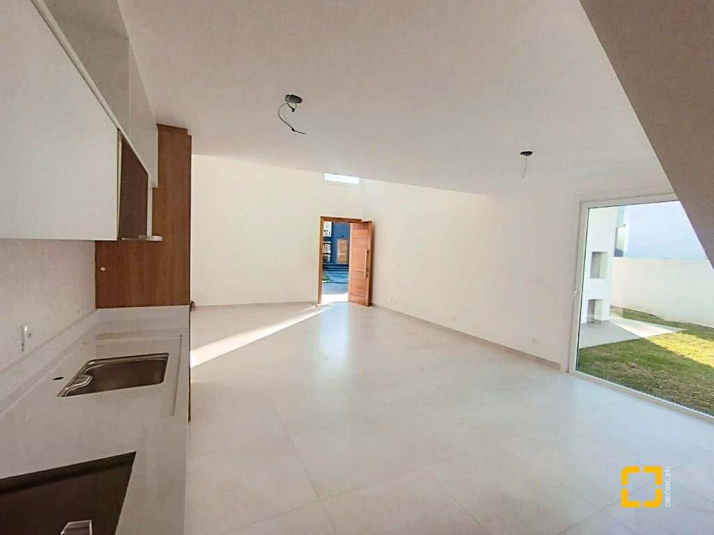 Casa de Condomínio com 192m², 6 quartos (sendo 3 suítes), 2 garagens, no bairro Cachoeira do Bom Jesus em Florianópolis