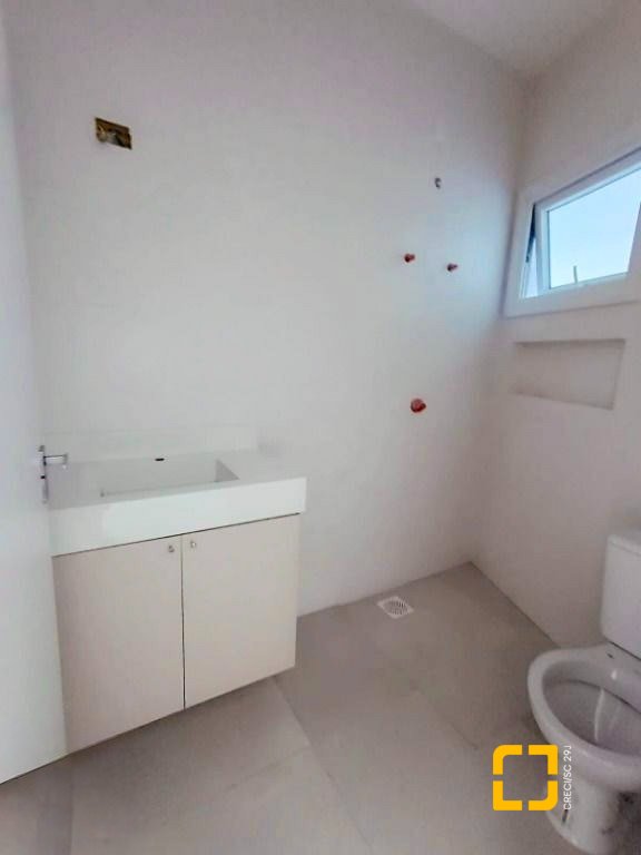 Casa de Condomínio com 192m², 6 quartos (sendo 3 suítes), 2 garagens, no bairro Cachoeira do Bom Jesus em Florianópolis