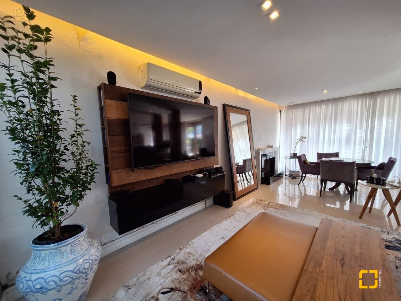 Casa de Condomínio com 282m², 4 quartos (sendo 3 suítes), 2 garagens, no bairro João Paulo em Florianópolis