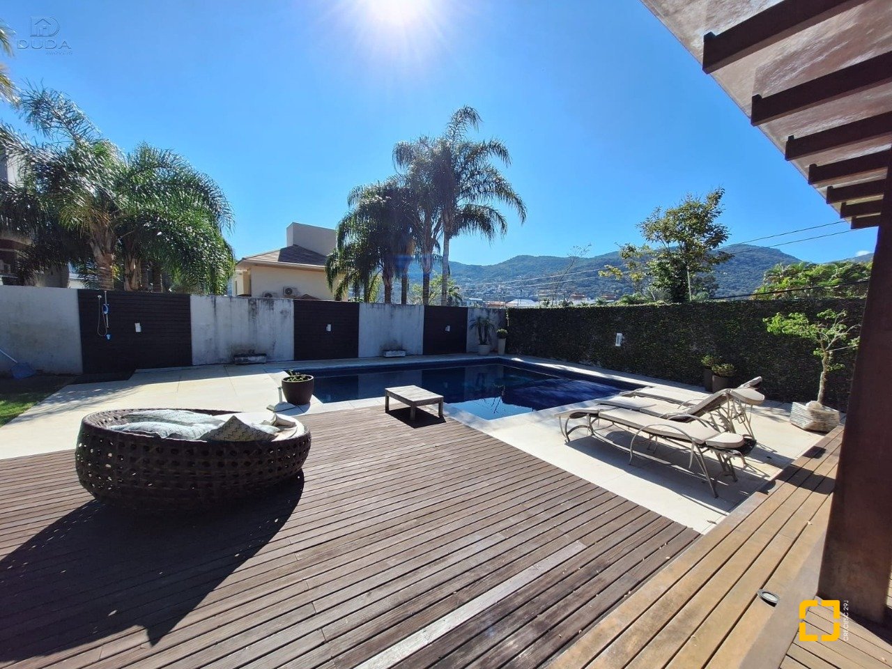 Casa de Condomínio com 282m², 4 quartos (sendo 3 suítes), 2 garagens, no bairro João Paulo em Florianópolis
