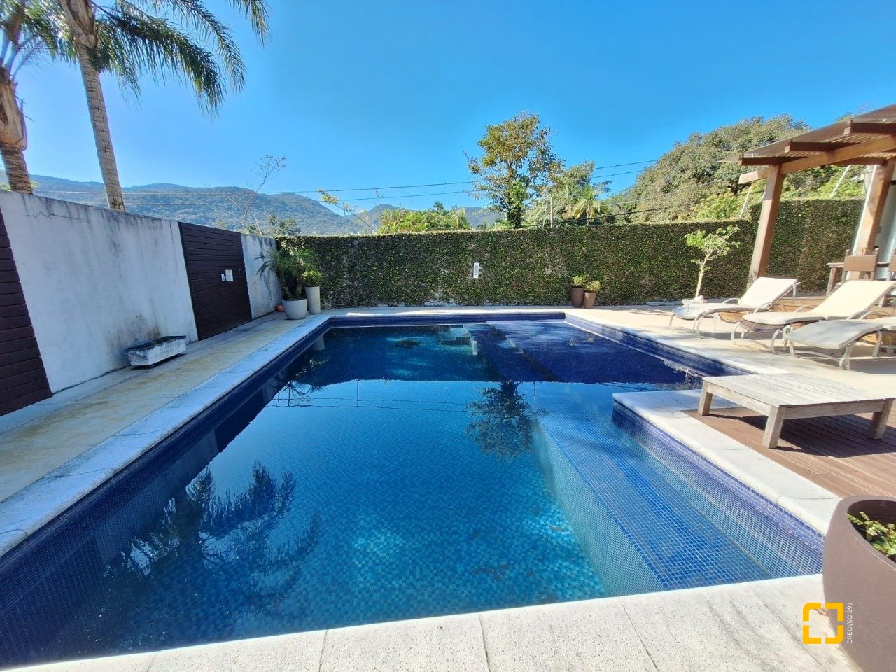 Casa de Condomínio com 282m², 4 quartos (sendo 3 suítes), 2 garagens, no bairro João Paulo em Florianópolis