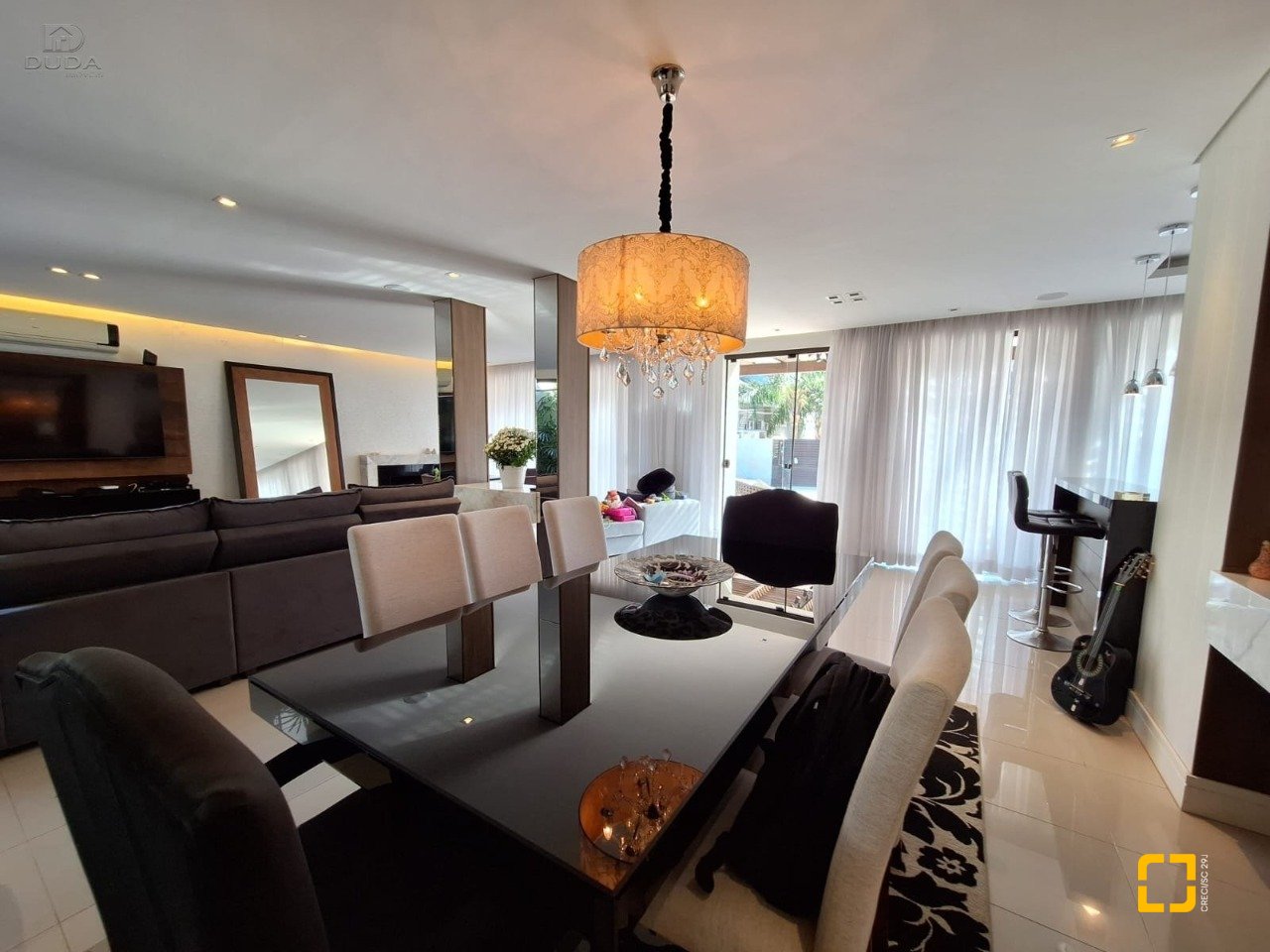 Casa de Condomínio com 282m², 4 quartos (sendo 3 suítes), 2 garagens, no bairro João Paulo em Florianópolis