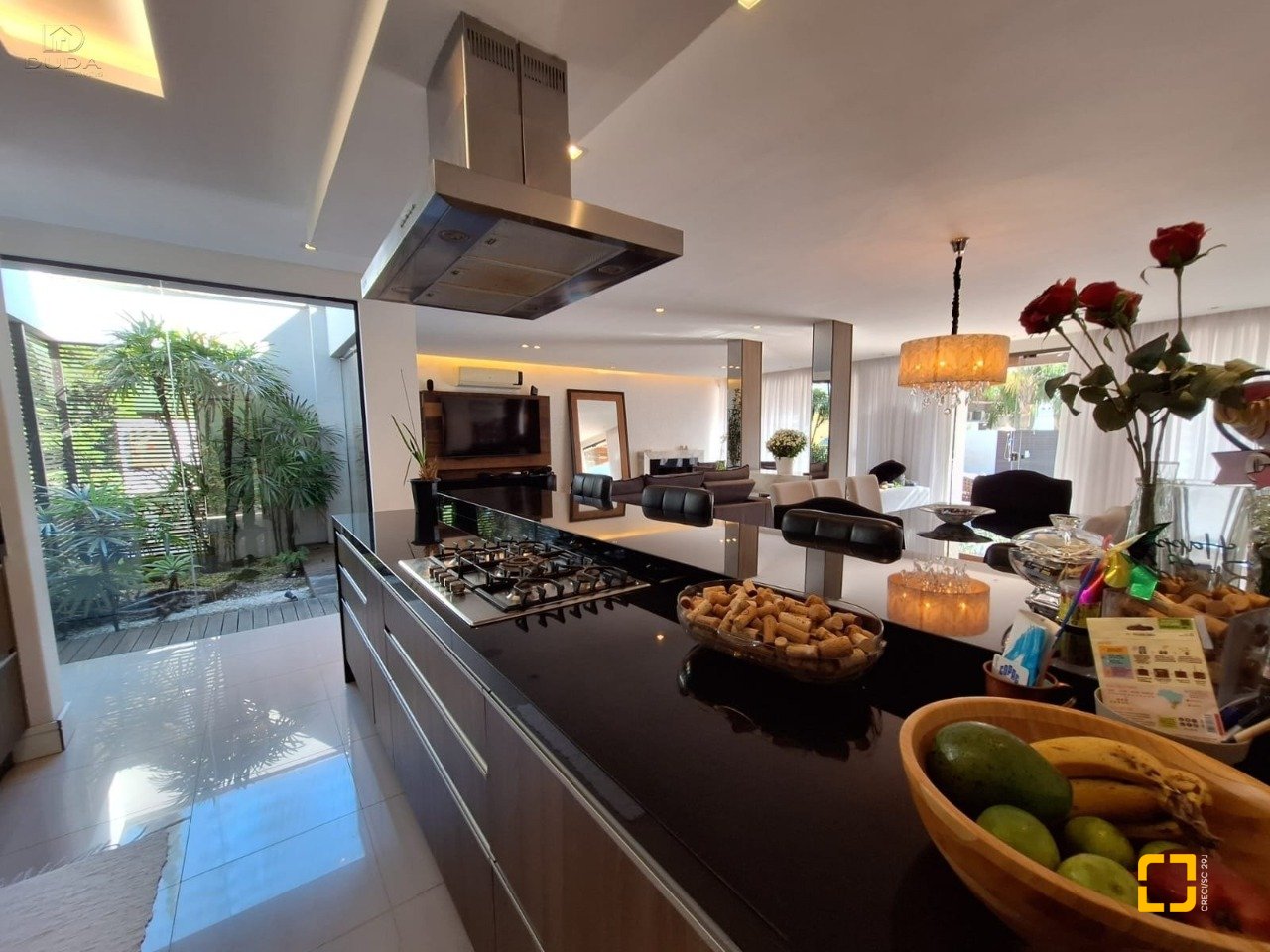 Casa de Condomínio com 282m², 4 quartos (sendo 3 suítes), 2 garagens, no bairro João Paulo em Florianópolis