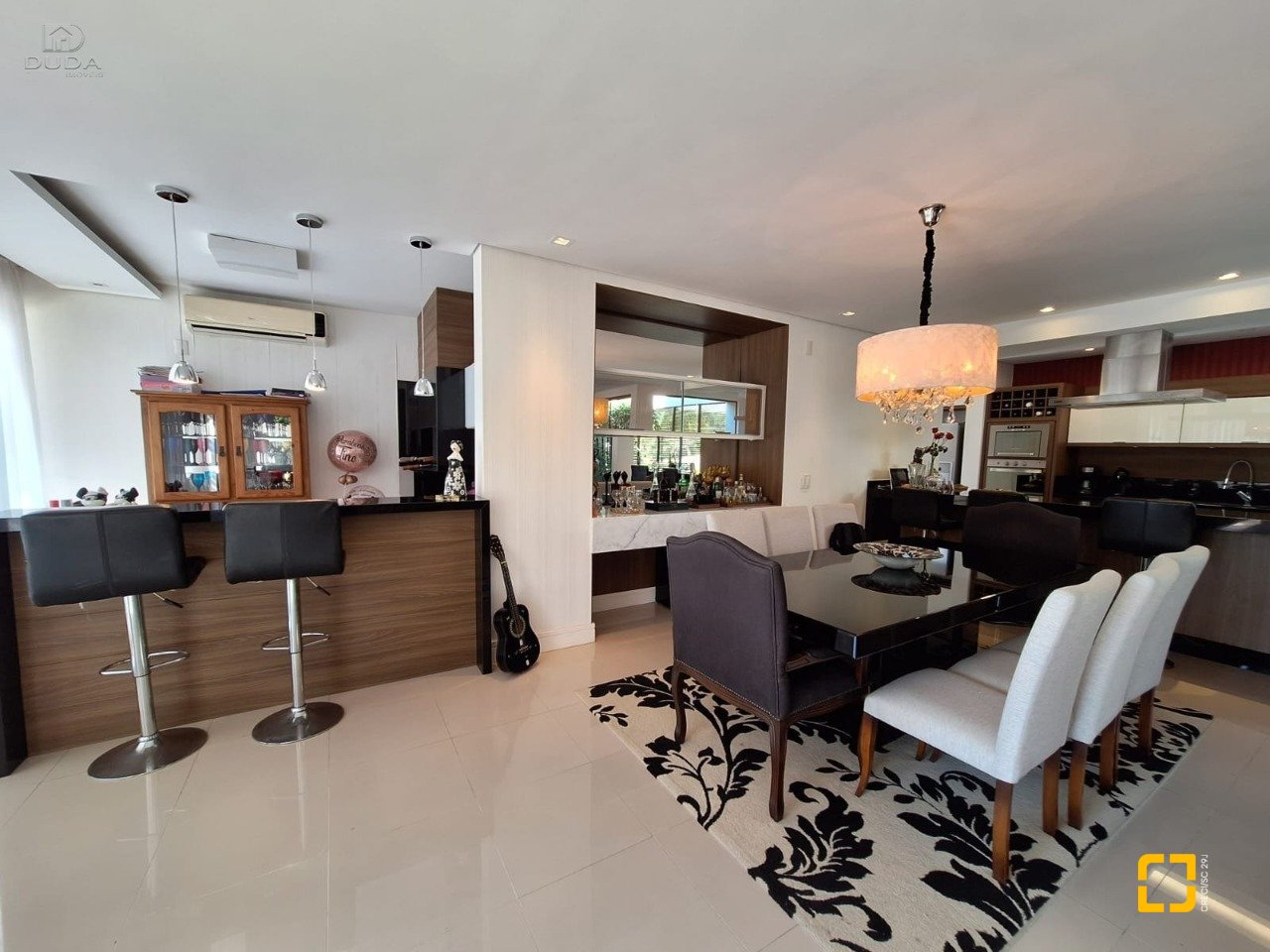 Casa de Condomínio com 282m², 4 quartos (sendo 3 suítes), 2 garagens, no bairro João Paulo em Florianópolis