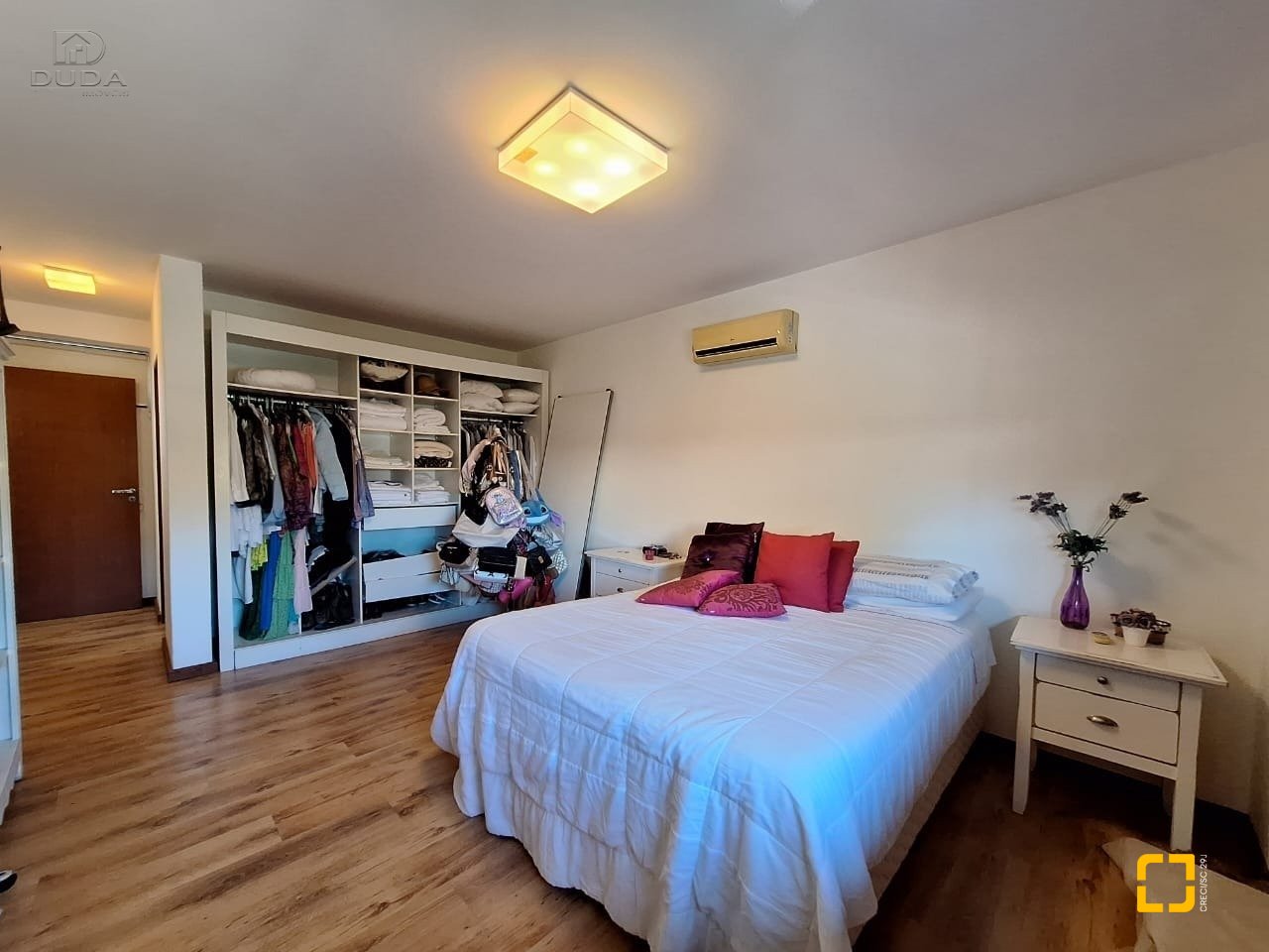Casa de Condomínio com 282m², 4 quartos (sendo 3 suítes), 2 garagens, no bairro João Paulo em Florianópolis