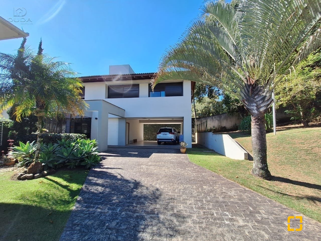 Casa de Condomínio com 282m², 4 quartos (sendo 3 suítes), 2 garagens, no bairro João Paulo em Florianópolis