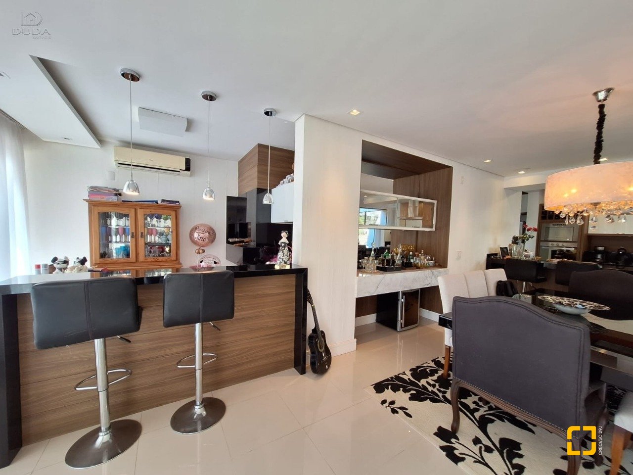 Casa de Condomínio com 282m², 4 quartos (sendo 3 suítes), 2 garagens, no bairro João Paulo em Florianópolis